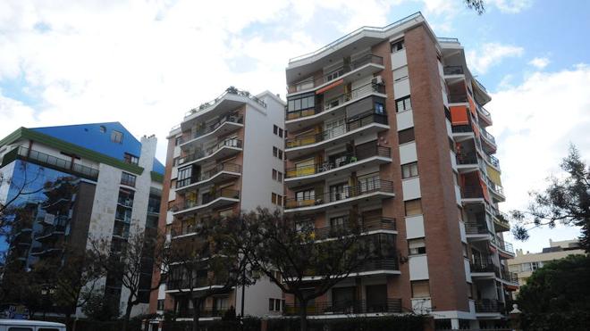 Muere al caer desde un balcón al intentar entrar en el piso de su